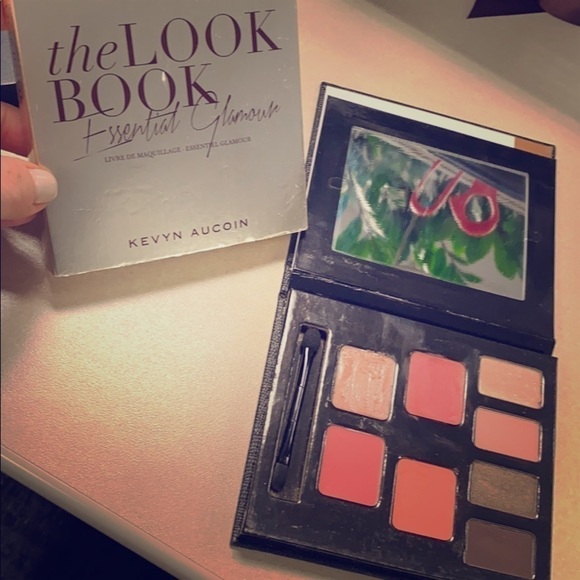 Kevyn Aucoin Essential Glamour Makeup Palette - Picture 1 of 6